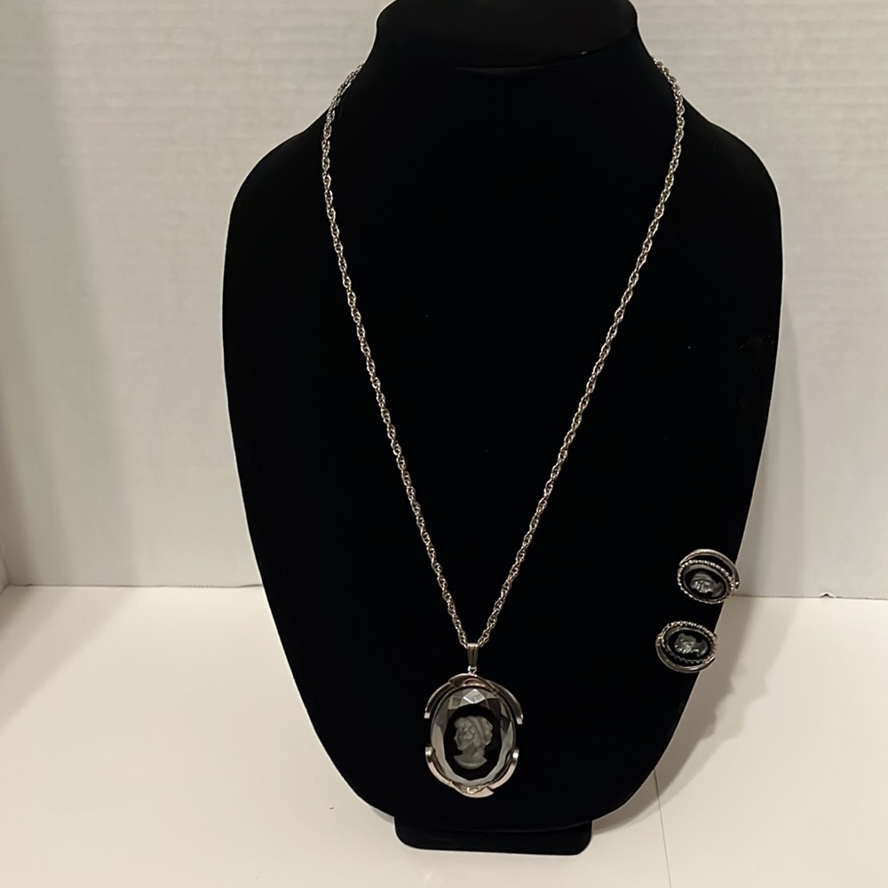 Vintage Cameo Jewelery set.